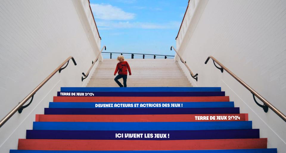 Projet d'escaliers aux couleurs du label Terre de Jeux 2024