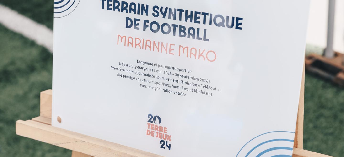 Plaque d'inauguration pour le terrain de football Marianne Mako
