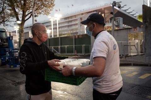 Distribution alimentaire en cours grâce aux bénévoles du Chaînon Manquant